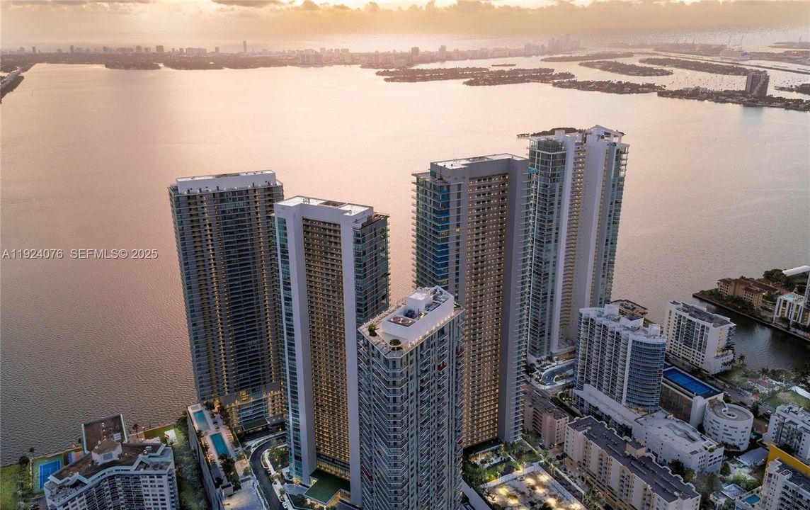 На продажу: $1,475,000 (2 спален, 2 ванн, 1088 Квадратных фут)