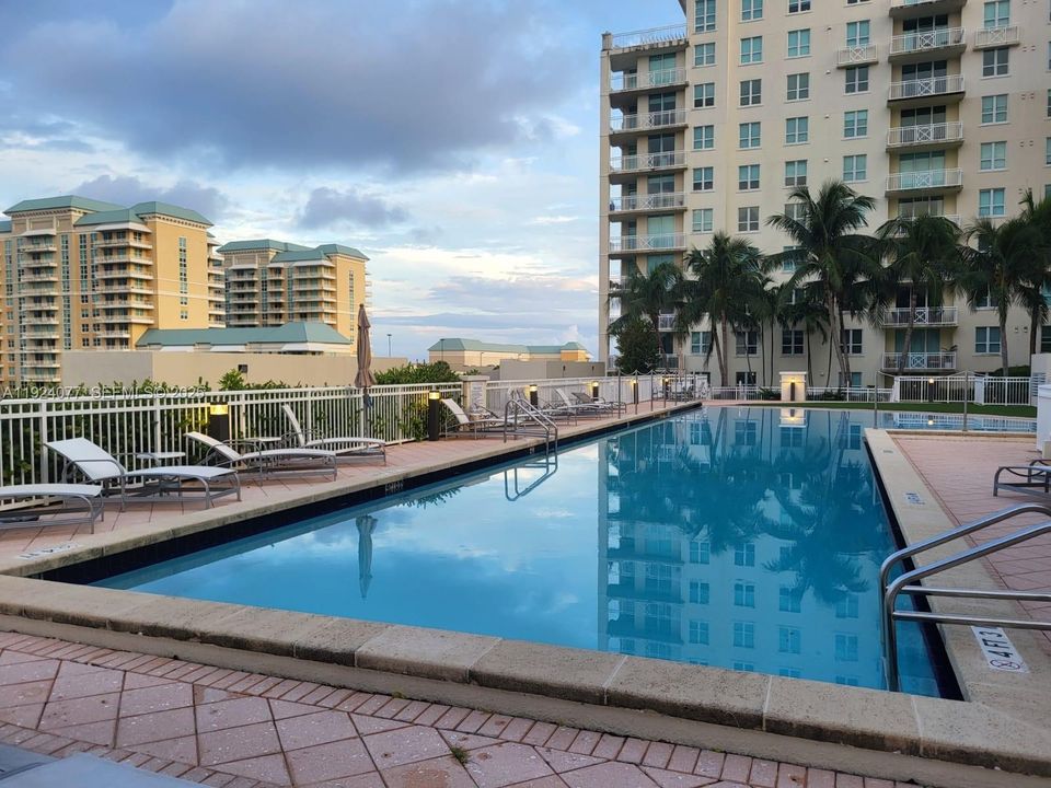 For Rent: $2,300 (1 beds, 1 baths, 805 Square Feet)