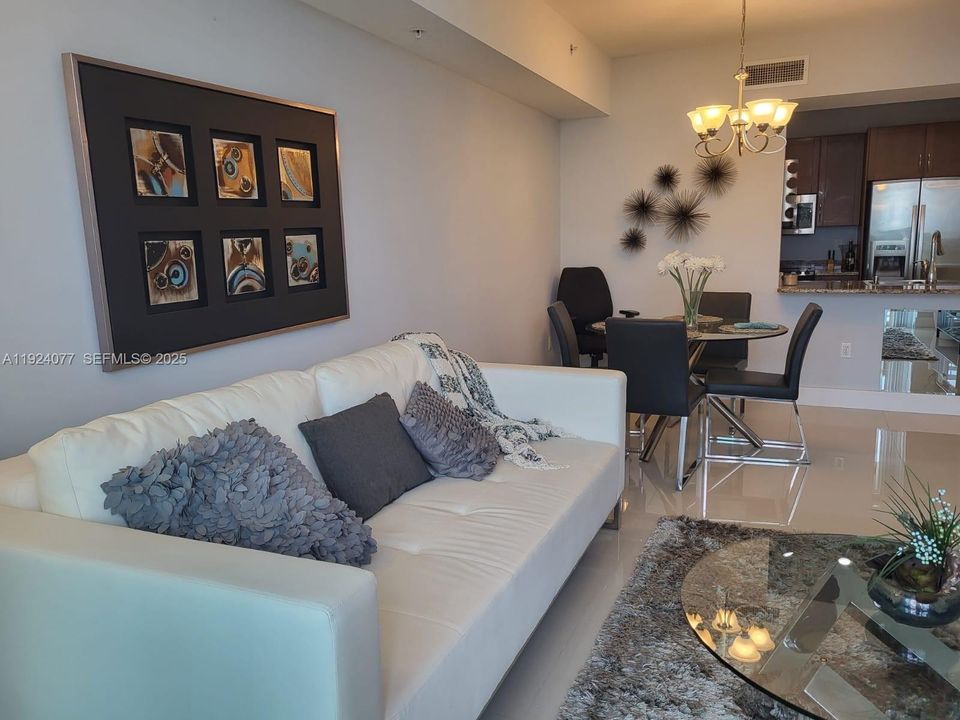 For Rent: $2,300 (1 beds, 1 baths, 805 Square Feet)