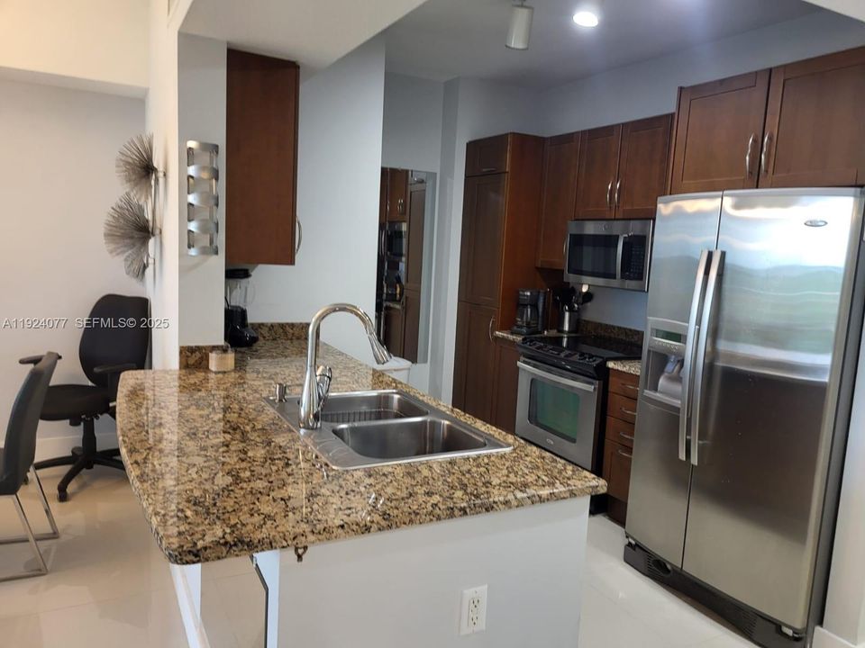 For Rent: $2,300 (1 beds, 1 baths, 805 Square Feet)
