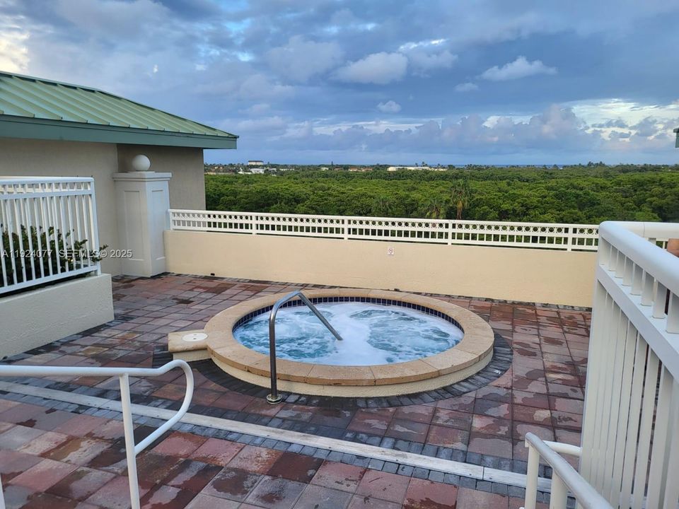 For Rent: $2,300 (1 beds, 1 baths, 805 Square Feet)