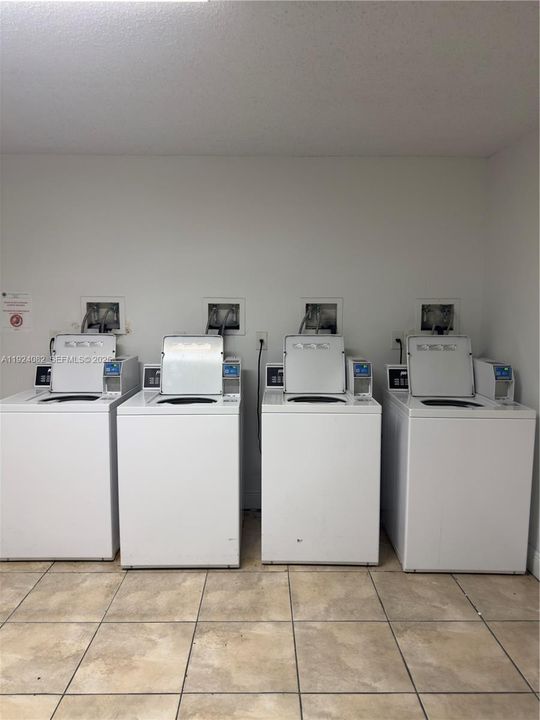 出租: $2,000 (2 贝兹, 1 浴室, 989 平方英尺)