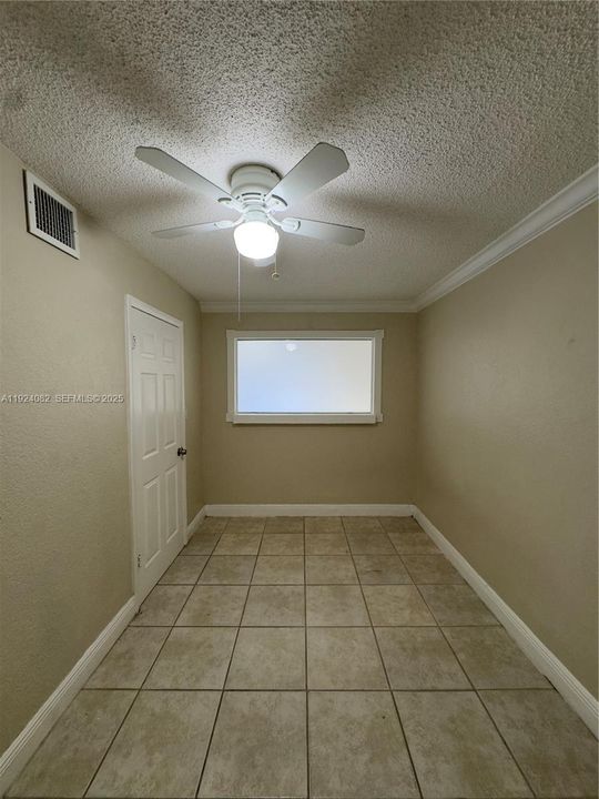 出租: $2,000 (2 贝兹, 1 浴室, 989 平方英尺)