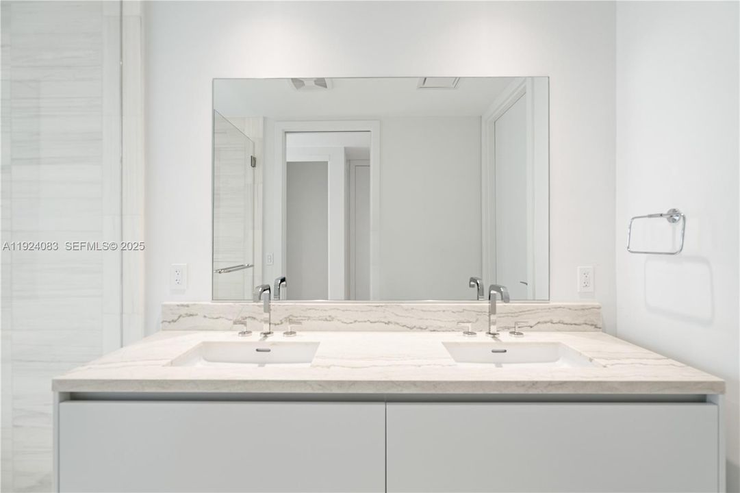 出租: $8,500 (2 贝兹, 2 浴室, 1105 平方英尺)