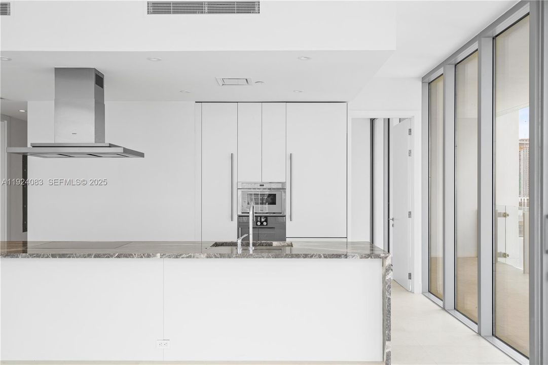 出租: $8,500 (2 贝兹, 2 浴室, 1105 平方英尺)