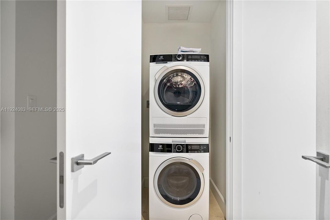 出租: $8,500 (2 贝兹, 2 浴室, 1105 平方英尺)