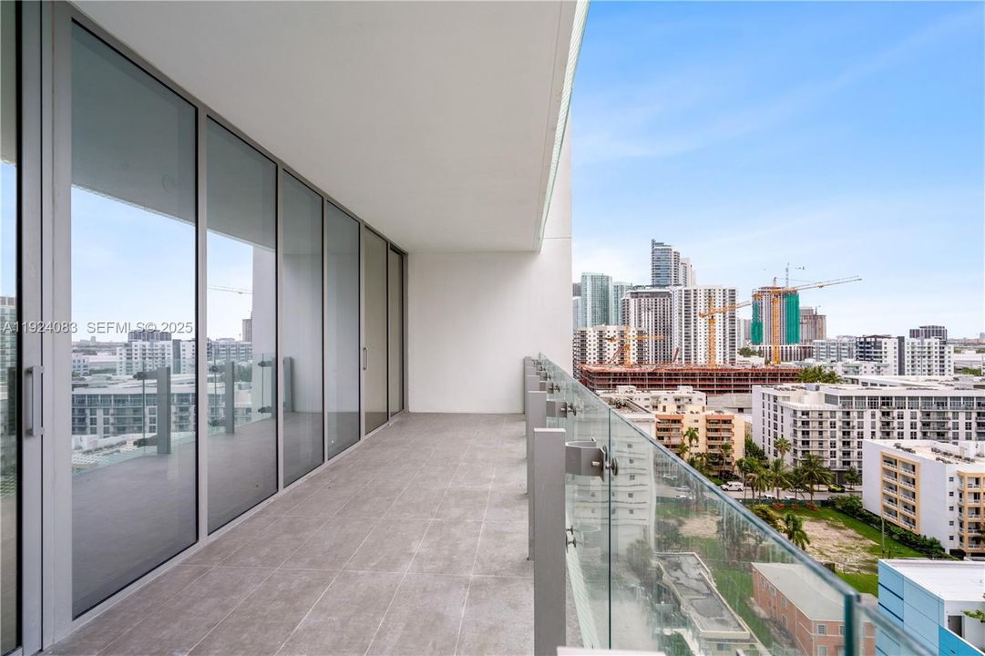 出租: $8,500 (2 贝兹, 2 浴室, 1105 平方英尺)