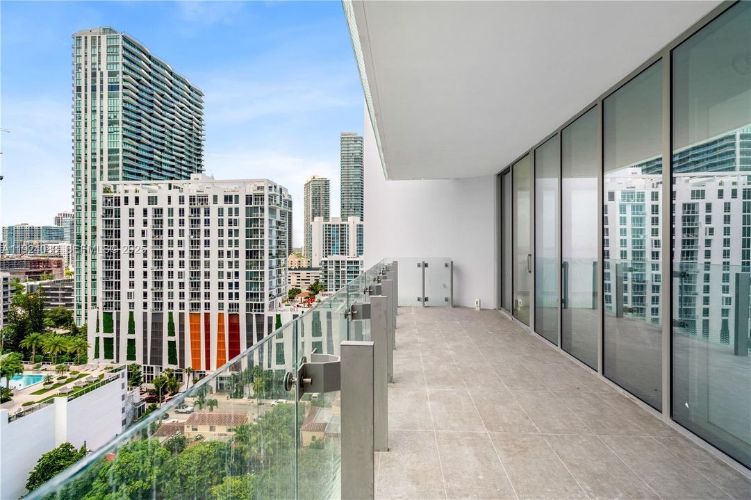 出租: $8,500 (2 贝兹, 2 浴室, 1105 平方英尺)