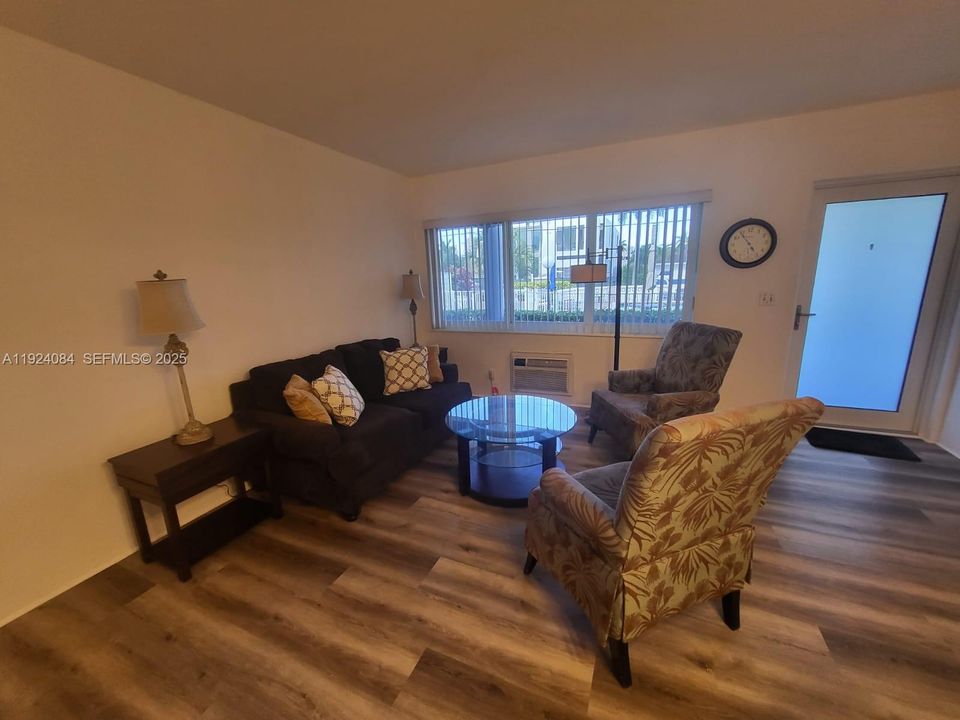 For Sale: $186,888 (1 beds, 1 baths, 494 Square Feet)