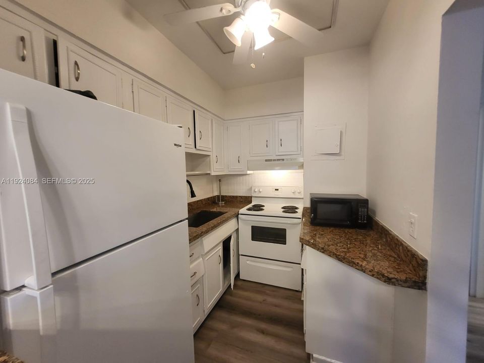For Sale: $186,888 (1 beds, 1 baths, 494 Square Feet)