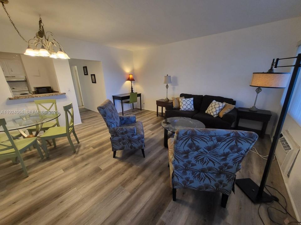 For Sale: $186,888 (1 beds, 1 baths, 494 Square Feet)