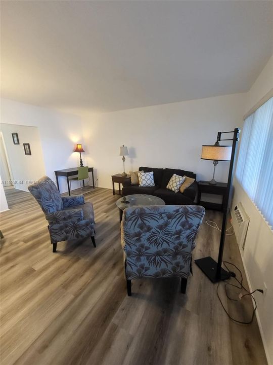 For Sale: $186,888 (1 beds, 1 baths, 494 Square Feet)