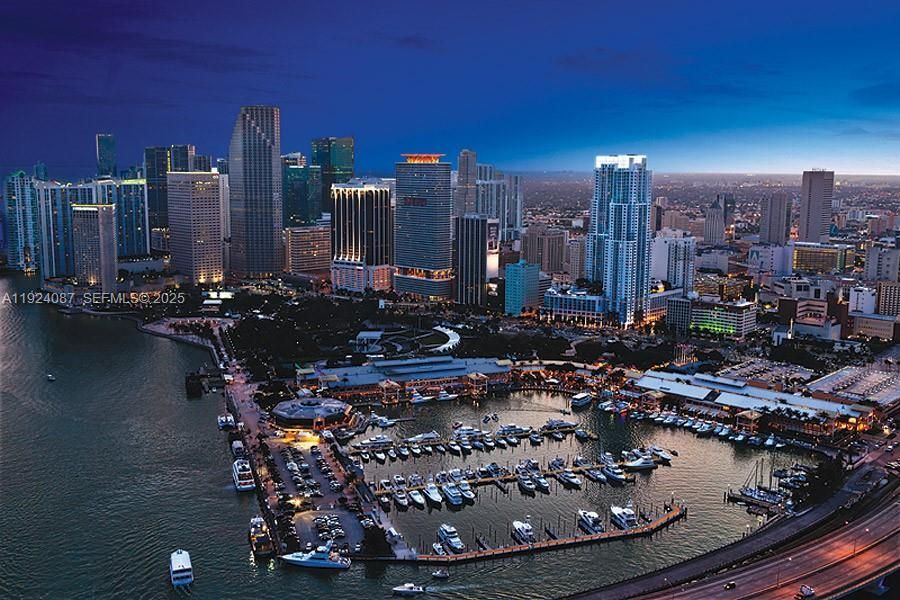 Под контрактом: $339,900 (1 спален, 1 ванн, 978 Квадратных фут)