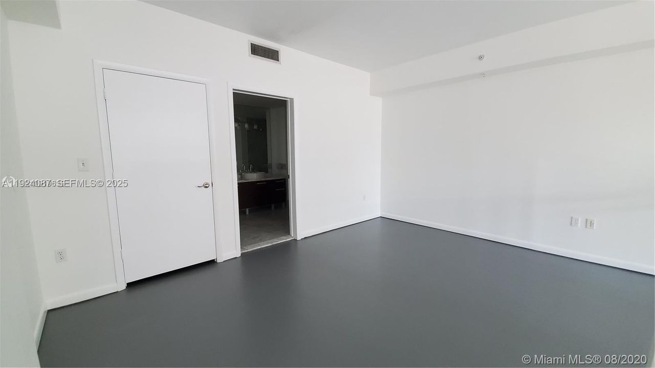 Под контрактом: $339,900 (1 спален, 1 ванн, 978 Квадратных фут)