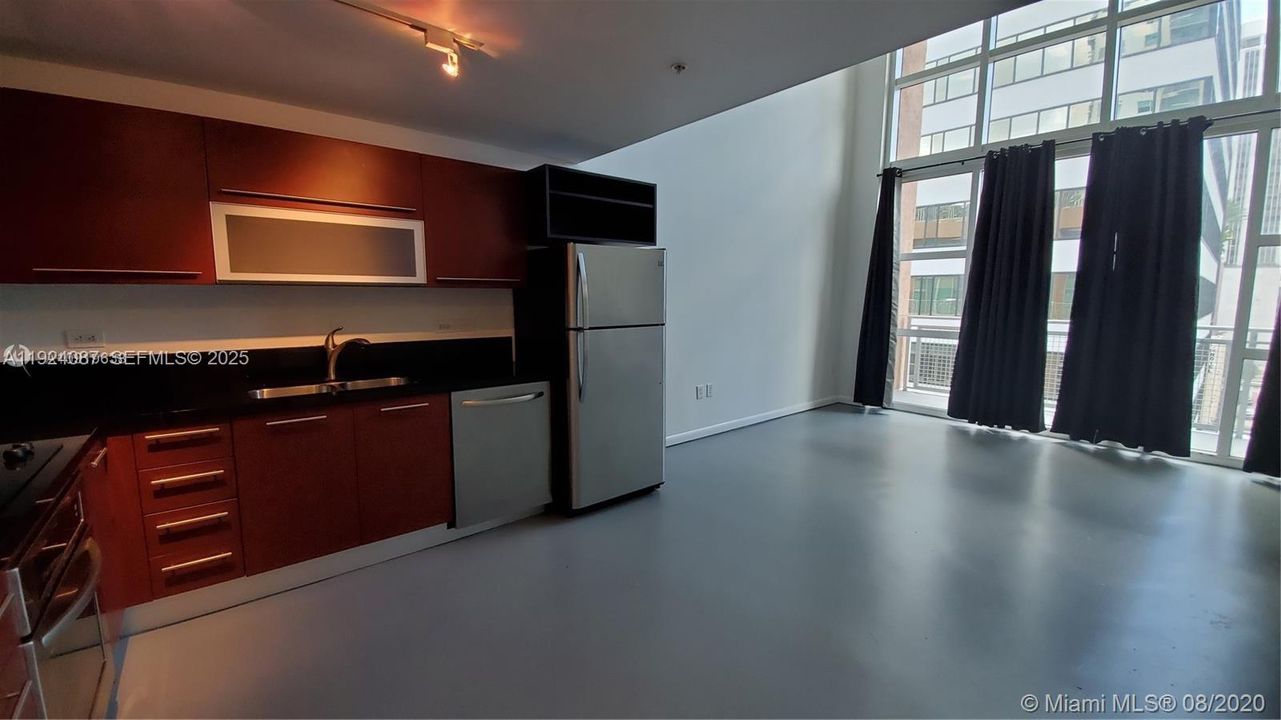 Под контрактом: $339,900 (1 спален, 1 ванн, 978 Квадратных фут)