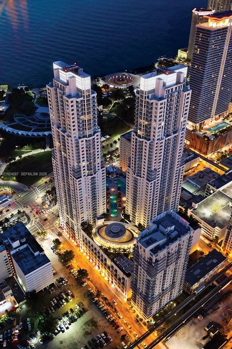 Под контрактом: $339,900 (1 спален, 1 ванн, 978 Квадратных фут)