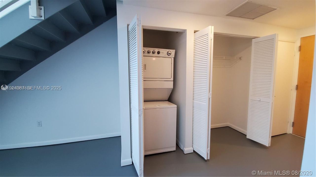 Под контрактом: $339,900 (1 спален, 1 ванн, 978 Квадратных фут)