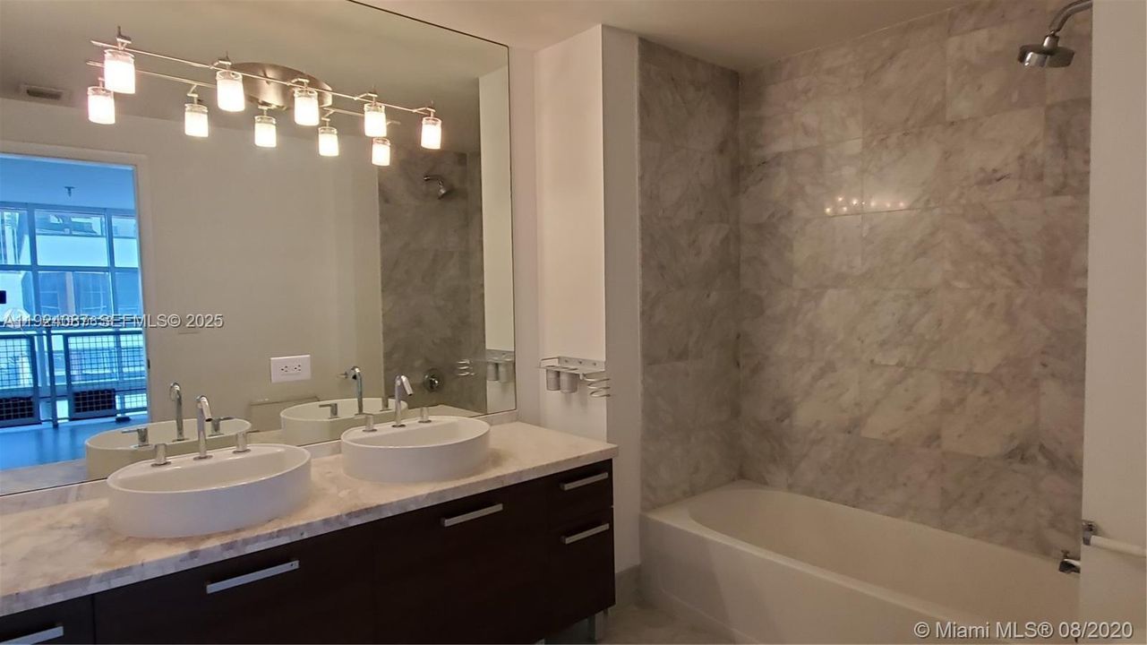 Под контрактом: $339,900 (1 спален, 1 ванн, 978 Квадратных фут)