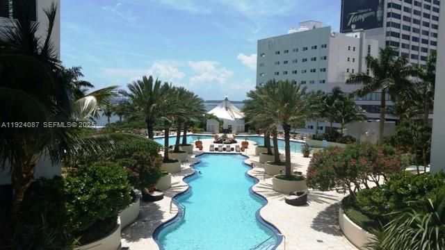 Под контрактом: $339,900 (1 спален, 1 ванн, 978 Квадратных фут)