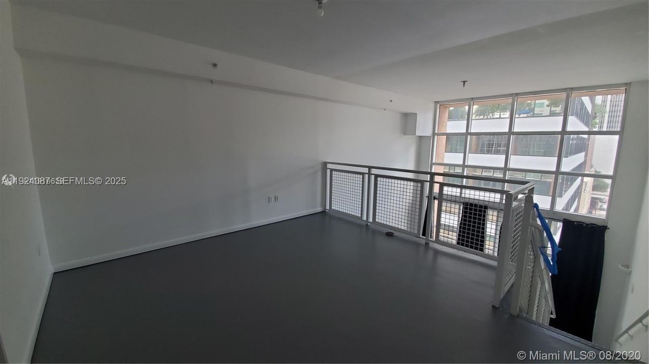 Под контрактом: $339,900 (1 спален, 1 ванн, 978 Квадратных фут)