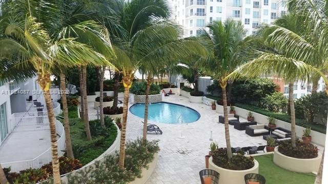 Под контрактом: $339,900 (1 спален, 1 ванн, 978 Квадратных фут)