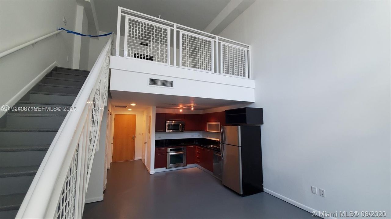 Под контрактом: $339,900 (1 спален, 1 ванн, 978 Квадратных фут)