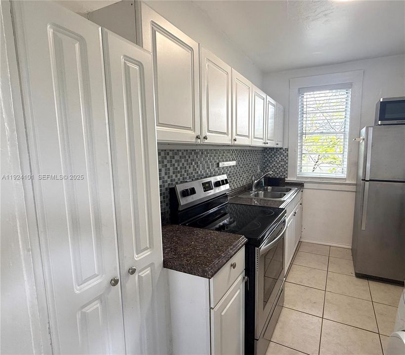 出租: $2,095 (2 贝兹, 1 浴室, 696 平方英尺)