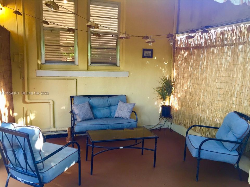 出租: $2,095 (2 贝兹, 1 浴室, 696 平方英尺)