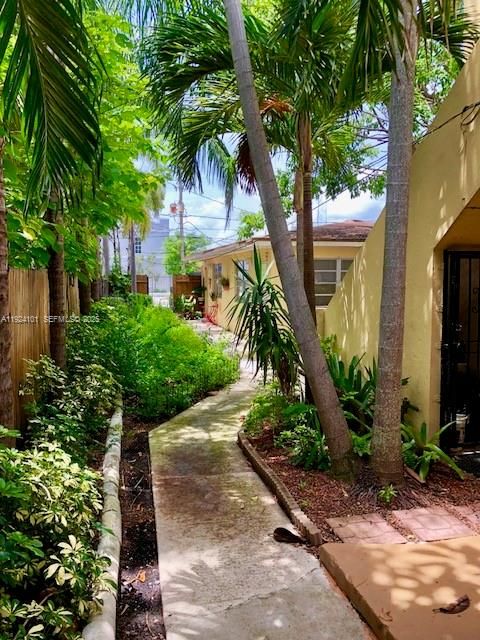 出租: $2,095 (2 贝兹, 1 浴室, 696 平方英尺)