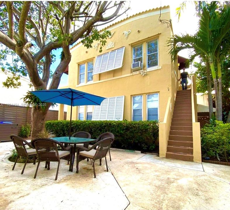 出租: $2,095 (2 贝兹, 1 浴室, 696 平方英尺)