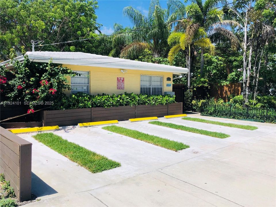 出租: $2,095 (2 贝兹, 1 浴室, 696 平方英尺)