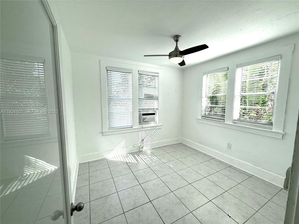 出租: $2,095 (2 贝兹, 1 浴室, 696 平方英尺)