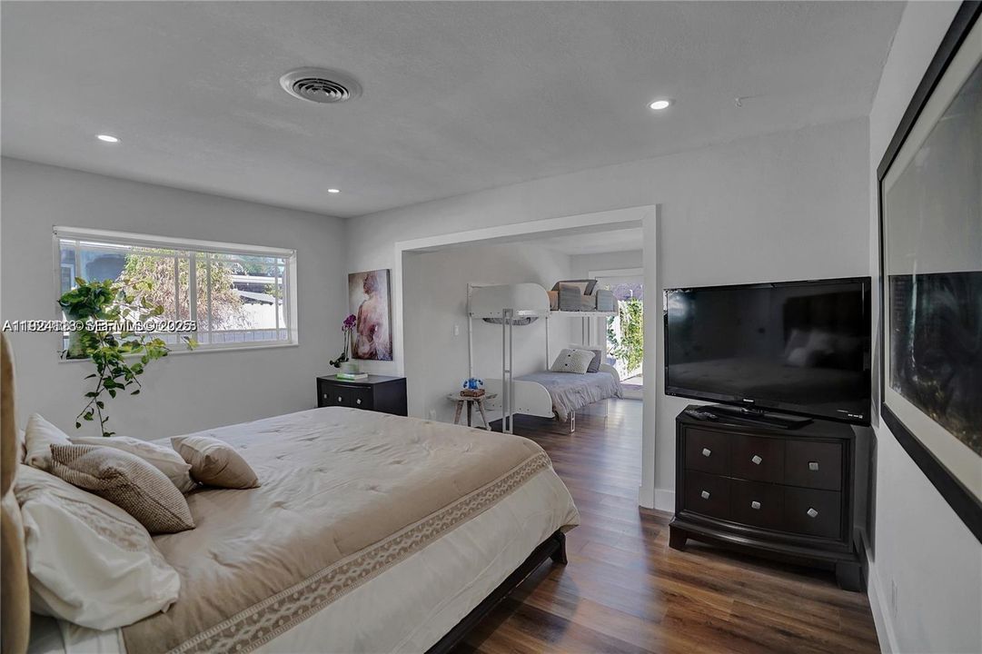 待售: $999,999 (5 贝兹, 3 浴室, 2159 平方英尺)