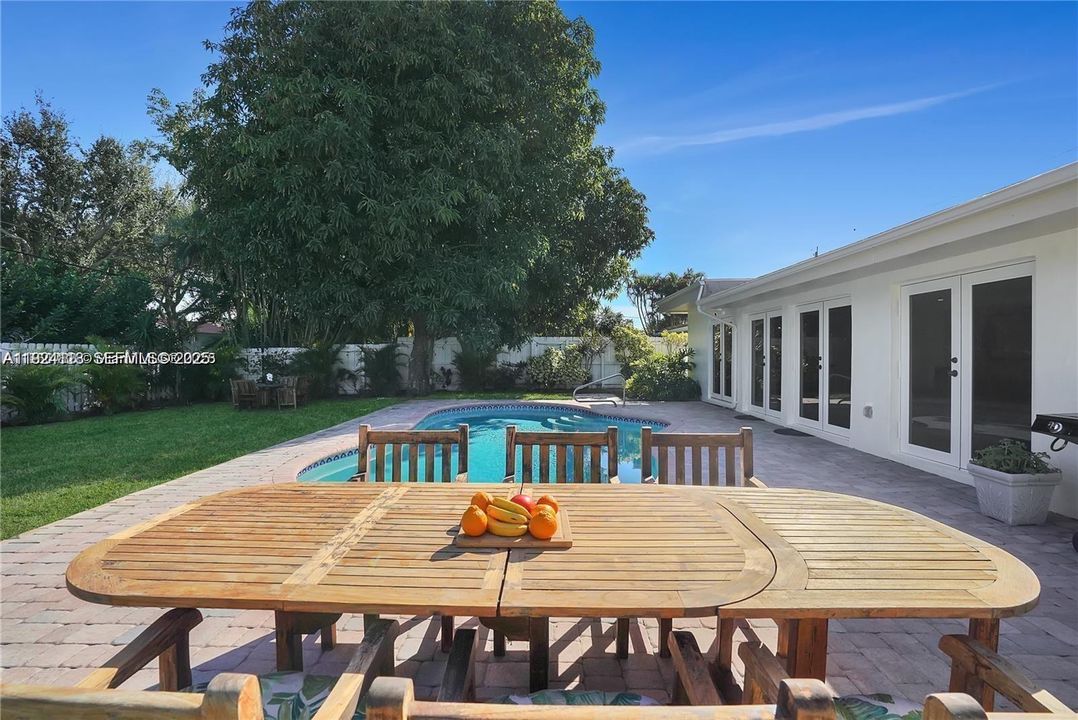 待售: $999,999 (5 贝兹, 3 浴室, 2159 平方英尺)