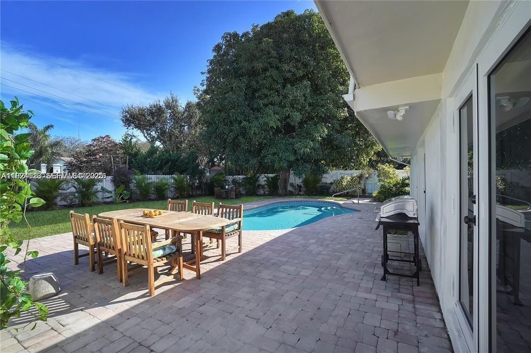 待售: $999,999 (5 贝兹, 3 浴室, 2159 平方英尺)