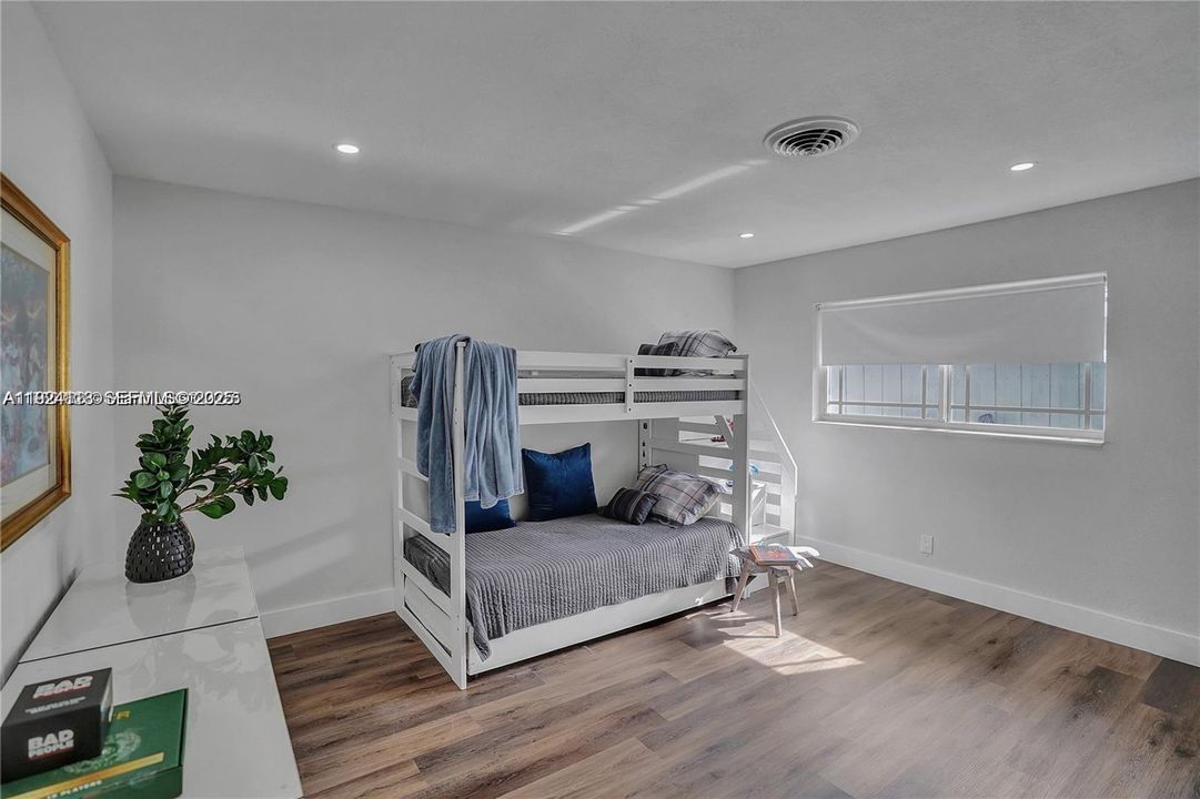 待售: $999,999 (5 贝兹, 3 浴室, 2159 平方英尺)