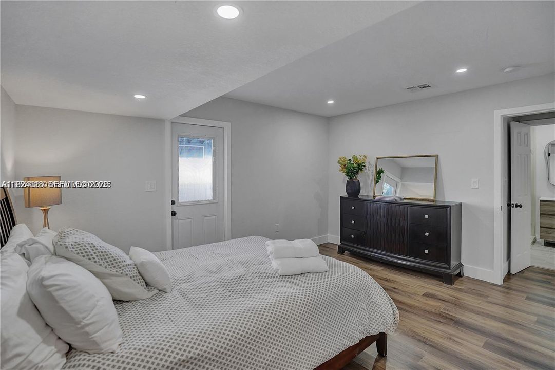 待售: $999,999 (5 贝兹, 3 浴室, 2159 平方英尺)