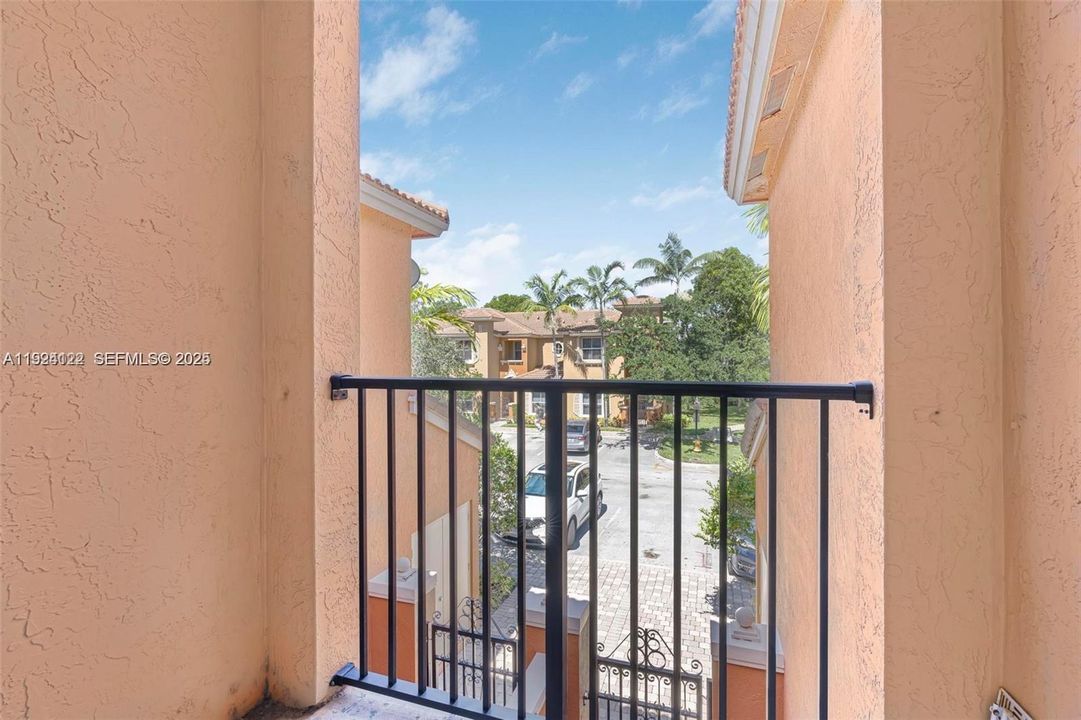 For Rent: $2,900 (3 beds, 2 baths, 1256 Square Feet)