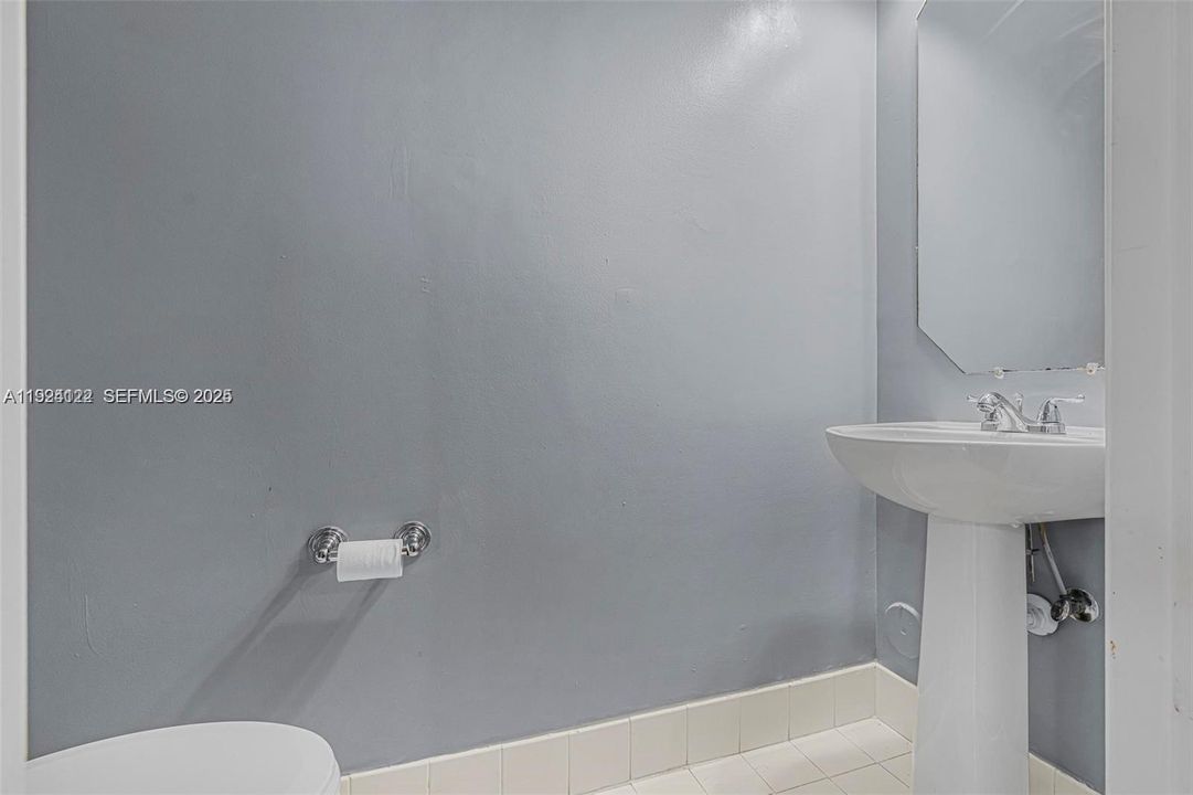 For Rent: $2,900 (3 beds, 2 baths, 1256 Square Feet)