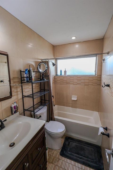 На продажу: $349,990 (2 спален, 1 ванн, 1008 Квадратных фут)