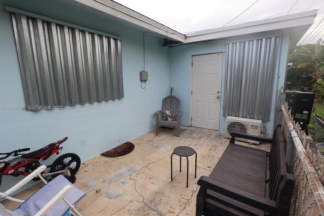 На продажу: $349,990 (2 спален, 1 ванн, 1008 Квадратных фут)