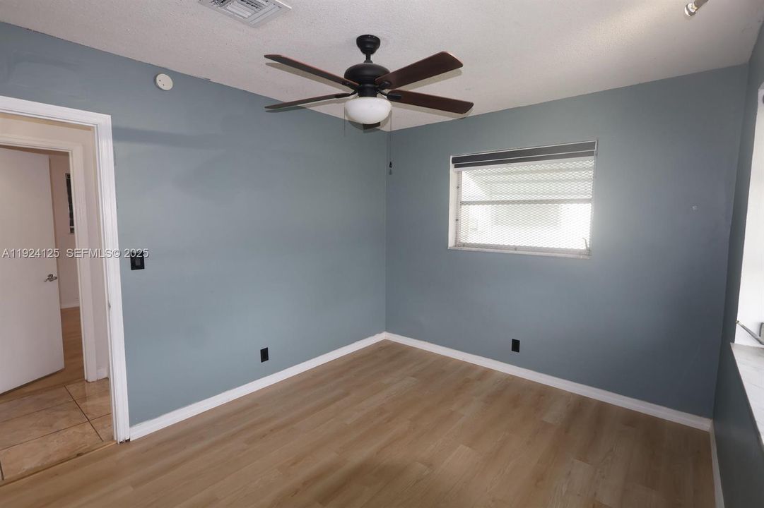 На продажу: $349,990 (2 спален, 1 ванн, 1008 Квадратных фут)