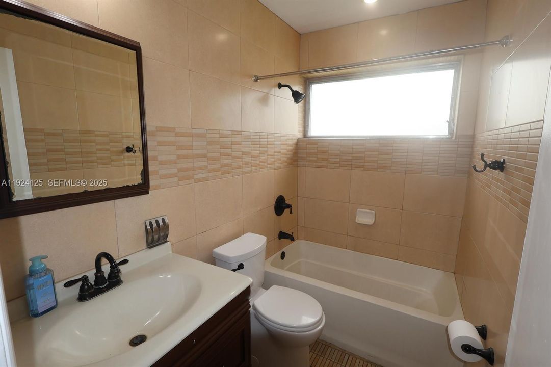 На продажу: $349,990 (2 спален, 1 ванн, 1008 Квадратных фут)