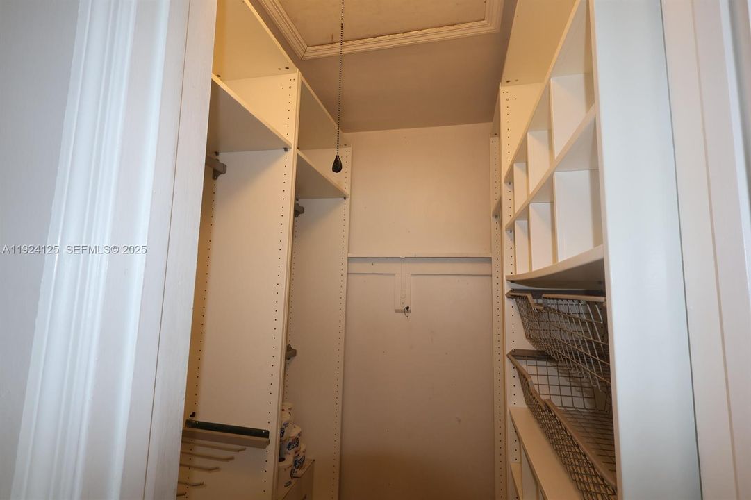 На продажу: $349,990 (2 спален, 1 ванн, 1008 Квадратных фут)