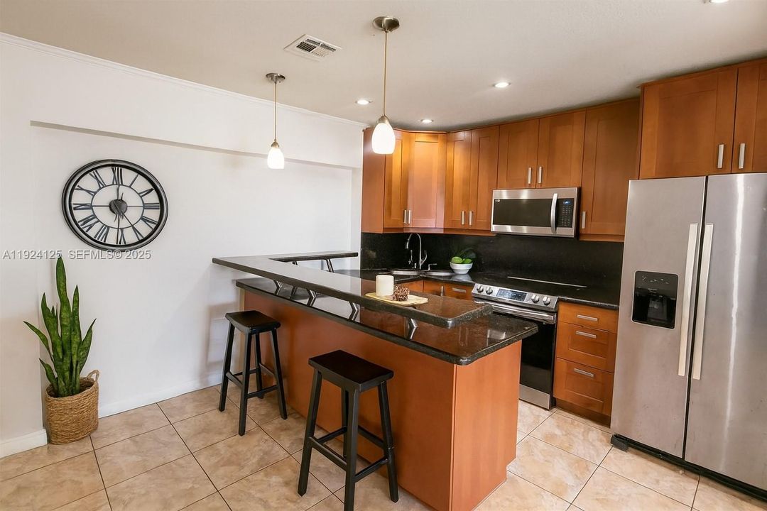 На продажу: $349,990 (2 спален, 1 ванн, 1008 Квадратных фут)