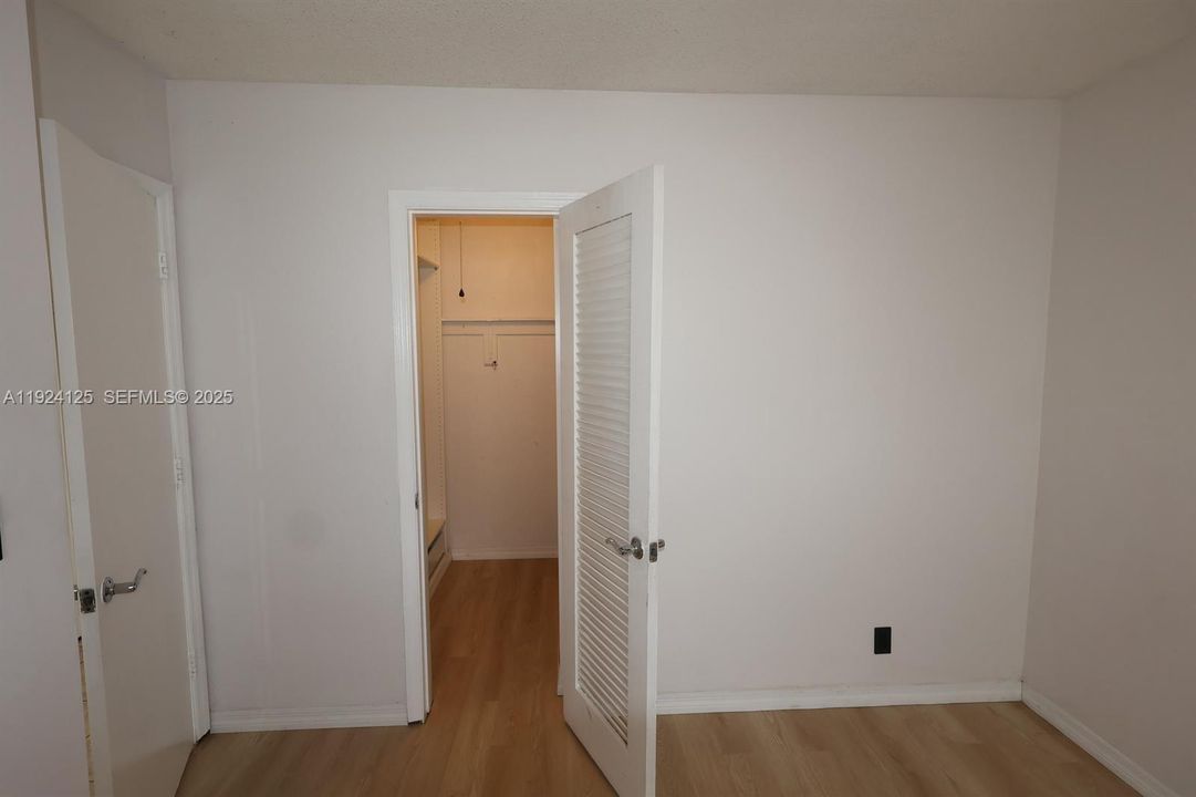 На продажу: $349,990 (2 спален, 1 ванн, 1008 Квадратных фут)