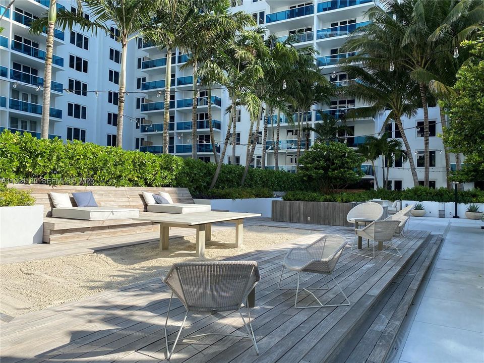 For Sale: $845,000 (1 beds, 2 baths, 760 Square Feet)