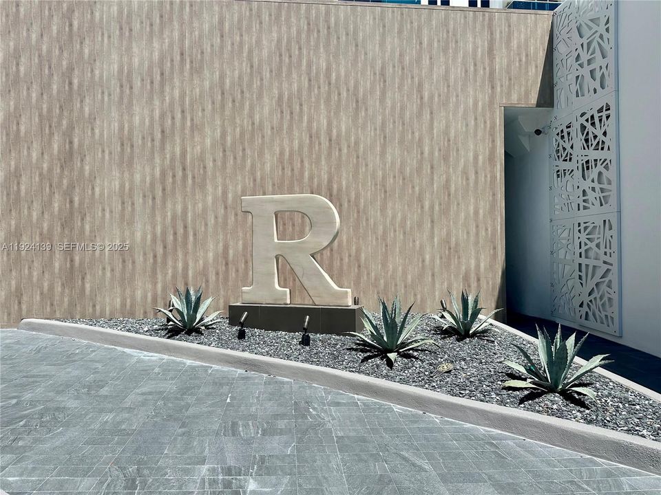 For Sale: $845,000 (1 beds, 2 baths, 760 Square Feet)