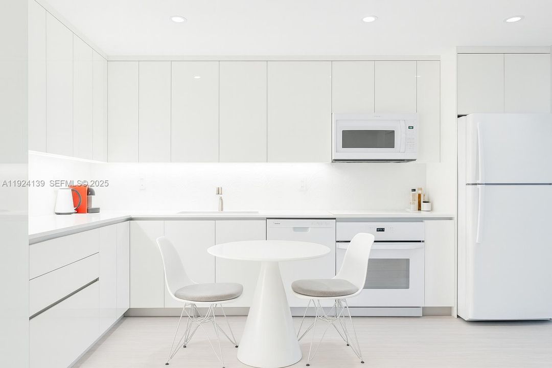 For Sale: $845,000 (1 beds, 2 baths, 760 Square Feet)