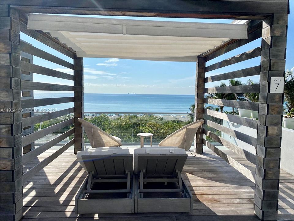 For Sale: $845,000 (1 beds, 2 baths, 760 Square Feet)